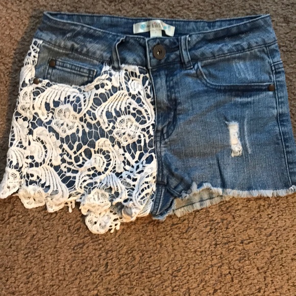 Jean Shorts with lace detail - Picture 1 of 2